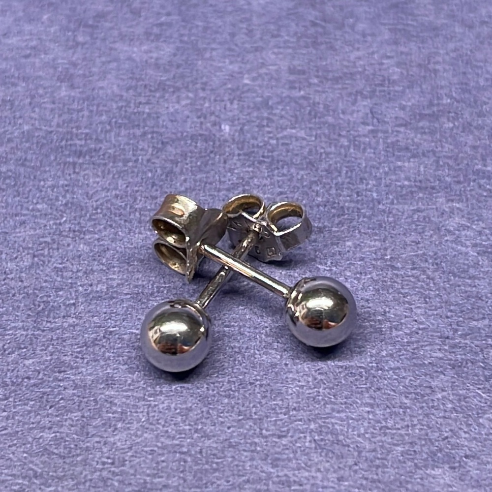 10k white gold stud earrings - tested as 10kt gold